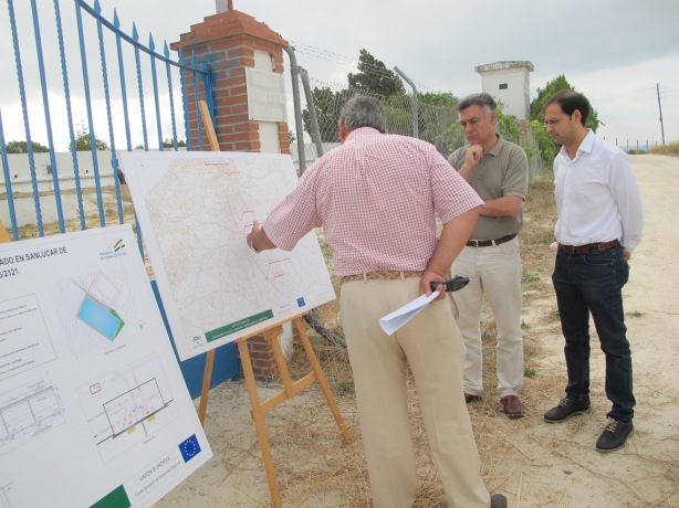 Un técnico de la Junta de Andalucía explica sobre el terreno las obras a Victor Mora y Federico Fernández